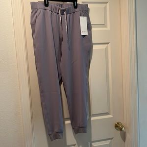 Lululemon On the Fly Jogger in light gray size 10